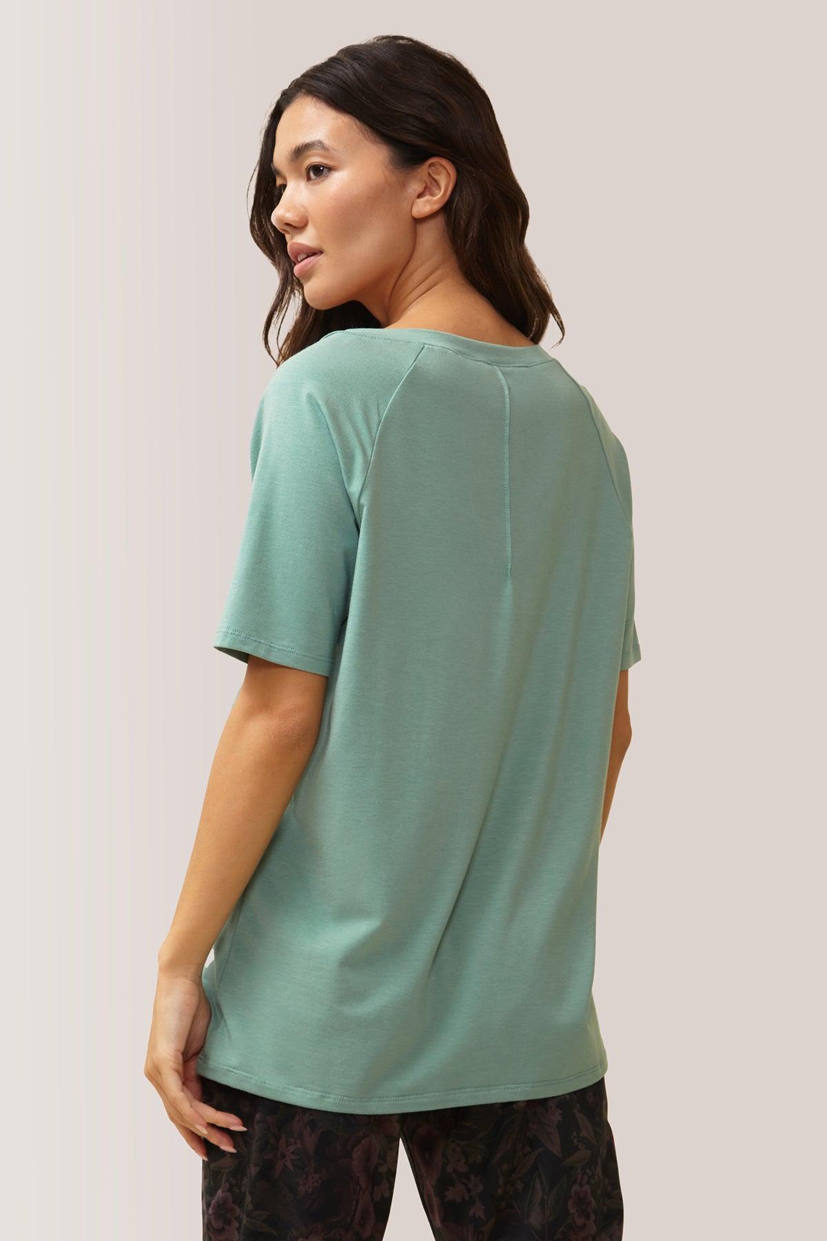 Femme vêtue du t-shirt blissful flow par Rose Boreal. / Women wearing the blissful flow t-shirt by Rose Boreal. - Malachite